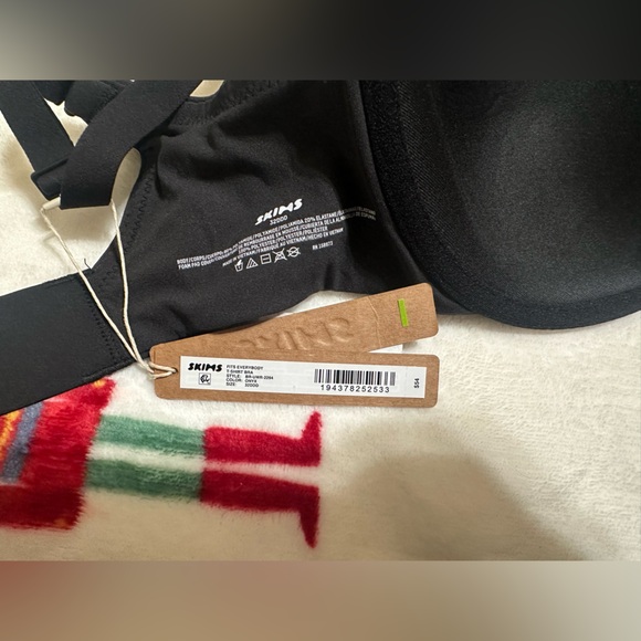 SKIMS Fits everybody T-Shirt bra in color Onyx. 32DDD - Picture 3 of 5